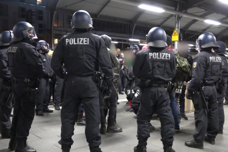 Nach einer Demonstration von Rechtsextremisten in Remagen waren Demonstranten "von rechten und linken Gruppe" auf dem Bahnhof aneinandergeraten.