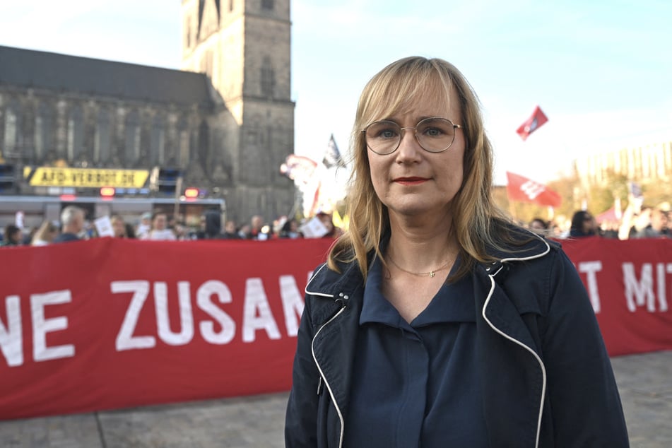 Linken-Fraktions-Chefin Eva von Angern (49) sprach von einem "schwarzen Tag für den Parlamentarismus in Deutschland".
