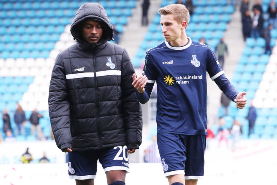 Leroy-Jacques Mickels (l.) spielt seit Saisonbeginn ebenfalls in der 3. Liga. Er steht beim Spitzenreiter MSV Duisburg unter Vertrag und trifft am 18. März auf seinen älteren Bruder.
