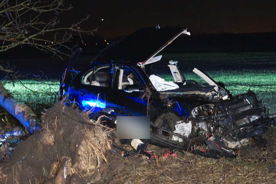 Das Fahrzeug wurde bei dem Unfall vollständig zerstört.