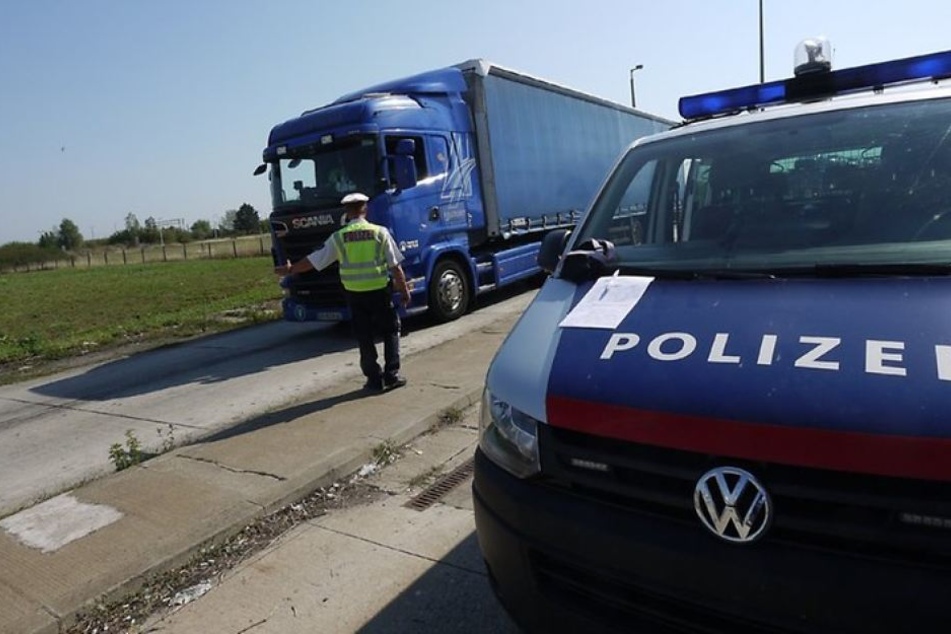Die Beamten schauten nicht schlecht, als ihnen unerwartet zwei Flüchtlinge aus einem Lkw zuwinkten. (Symbolbild)