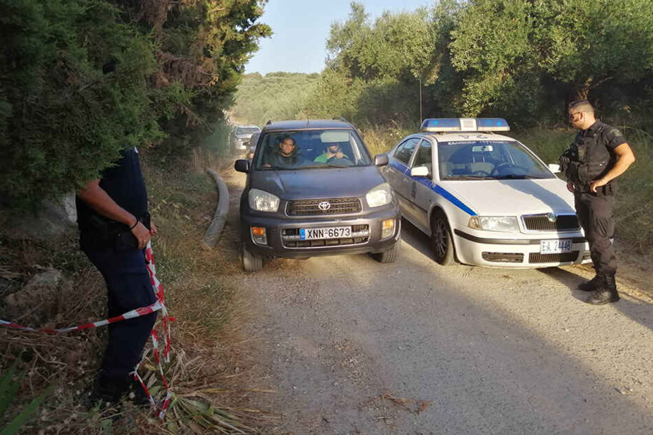 Die Polizei hat das Gebiet des Leichenfundes weiträumig gesichert. Die Ermittler scheinen nun kurz vor der Verhaftung von Verdächtigen zu stehen.