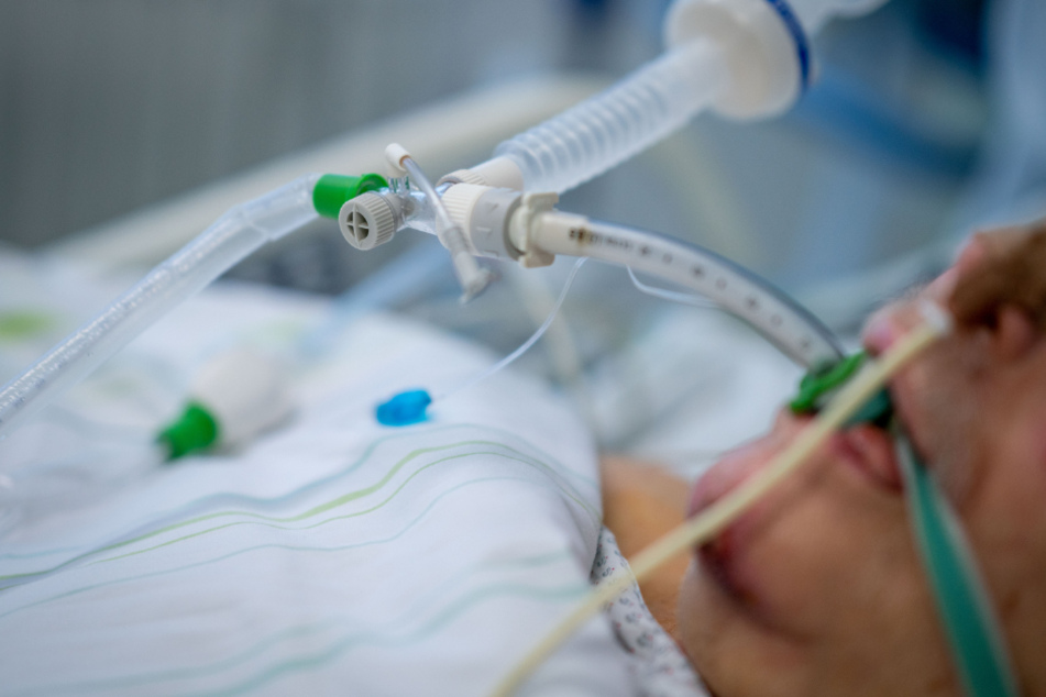 Ein Corona-Patient liegt auf einer Intensivstation im künstlichen Koma und wird beatmet.