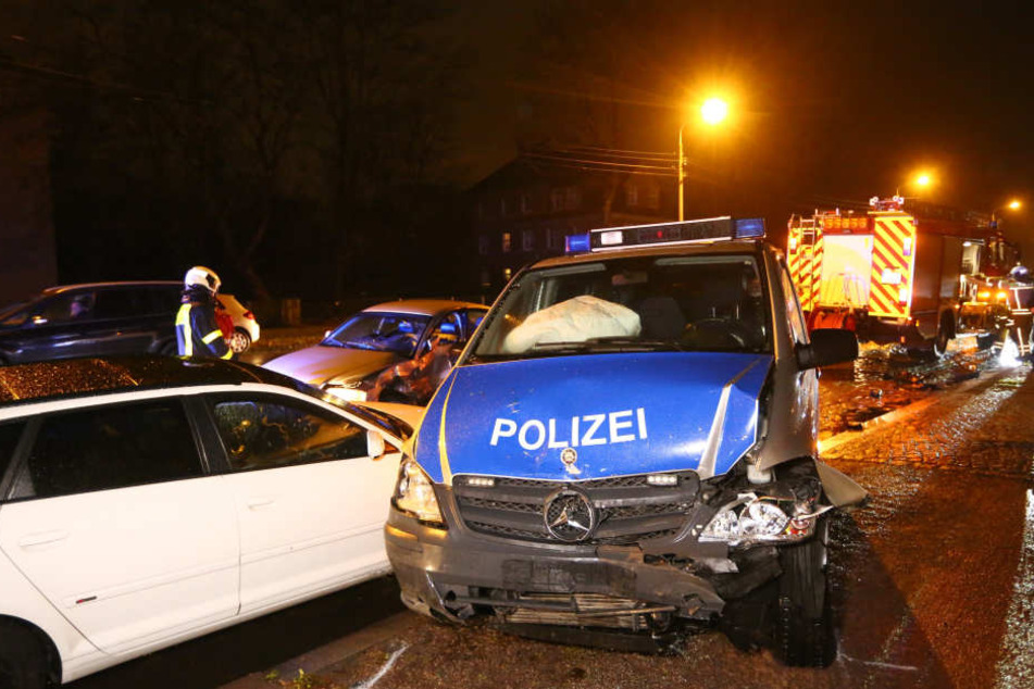 Ein Polizeiauto und ein Audi waren kollidiert.