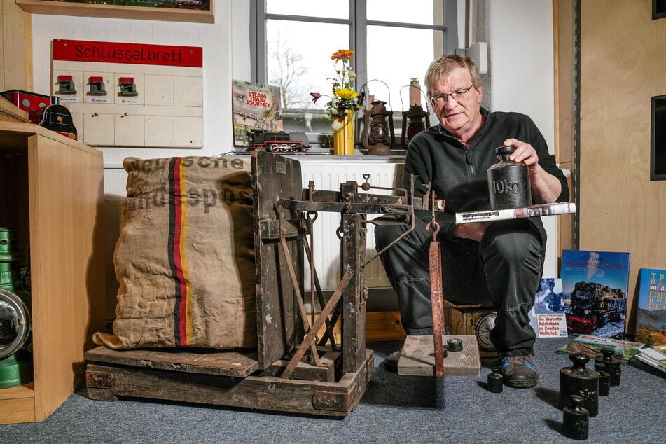 Museumsmitarbeiter Günther Jentzsch (63) an einer alten Waage, an der Demenzkranke haptische Erfahrungen machen können.