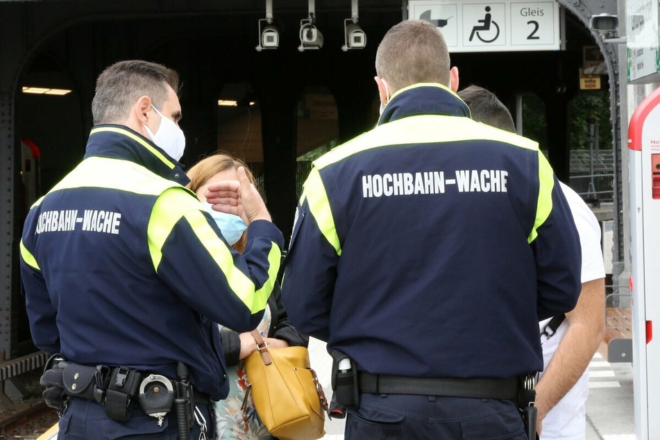Mitarbeiter der Hamburger Hochbahn-Wache kontrollieren die Maskenpflicht im HVV.