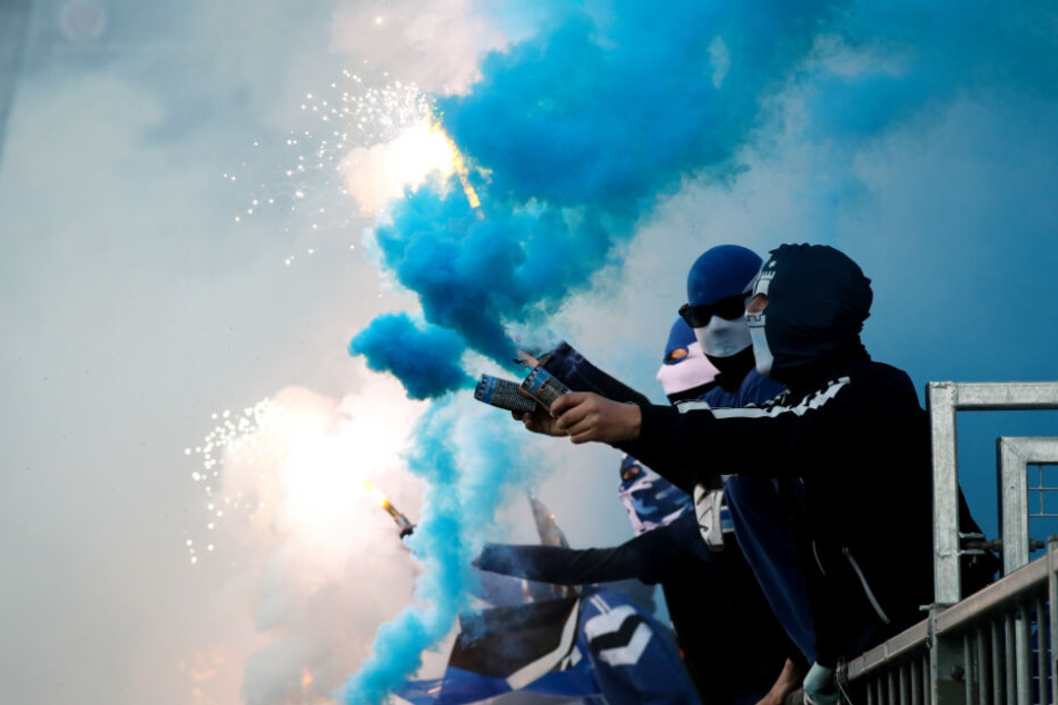 HSV-Fans zünden Feuerwerk im Stadion.
