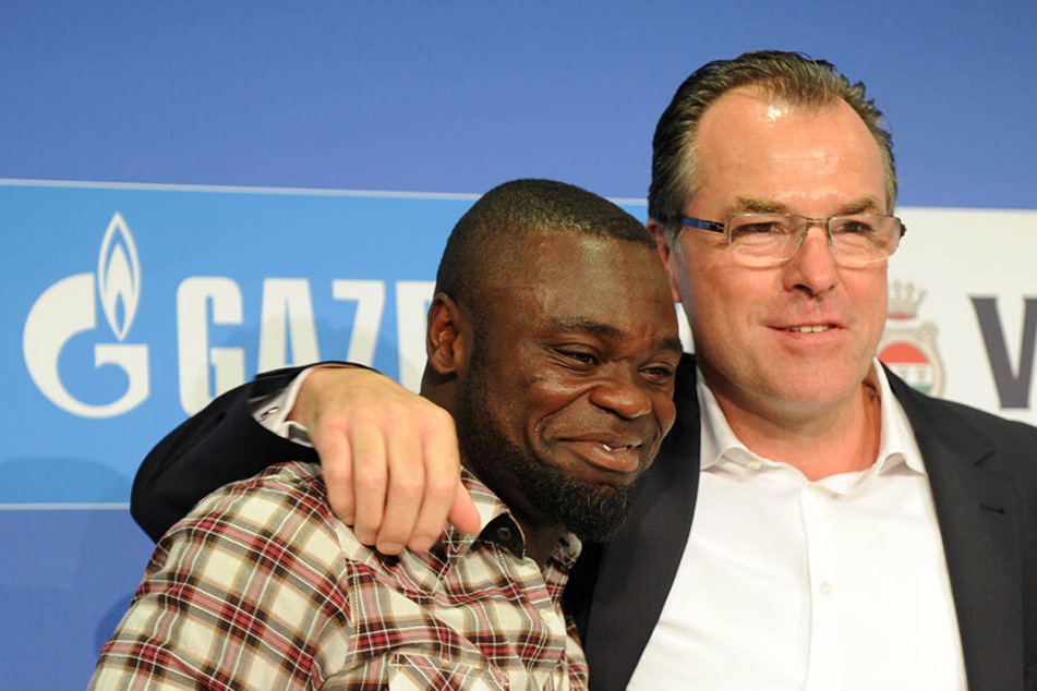 Asamoah und Tönnies 2013. Damals wurde der Ex-Nationalspieler als Marketingbotschafter sowie als Spieler für die zweite Mannschaft der Königsblauen installiert.