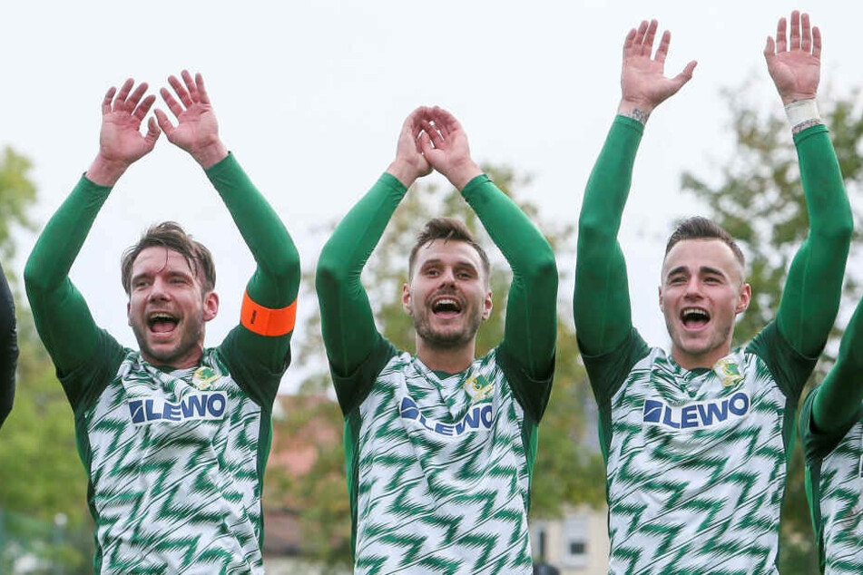 Mit dem heimischen Fans ließ sich der Derbysieg für Chemie Leipzig noch besser feiern.