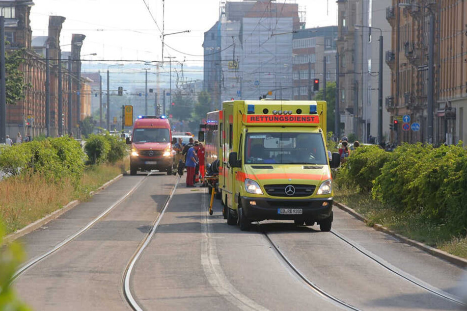 Polizei und Rettungskräfte sind vor Ort. Der Straßenbahn-Betrieb ist hier teilweise unterbrochen.