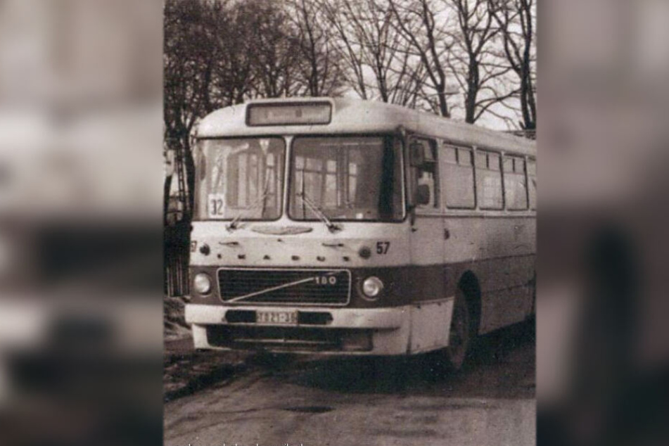 Selten fotografiert, aber unvergessen: ein Archiv-Foto des legendären Gelenk-Omnibusses Ikarus K 180.22 mit 6-Zylinder-Dieselmotor.