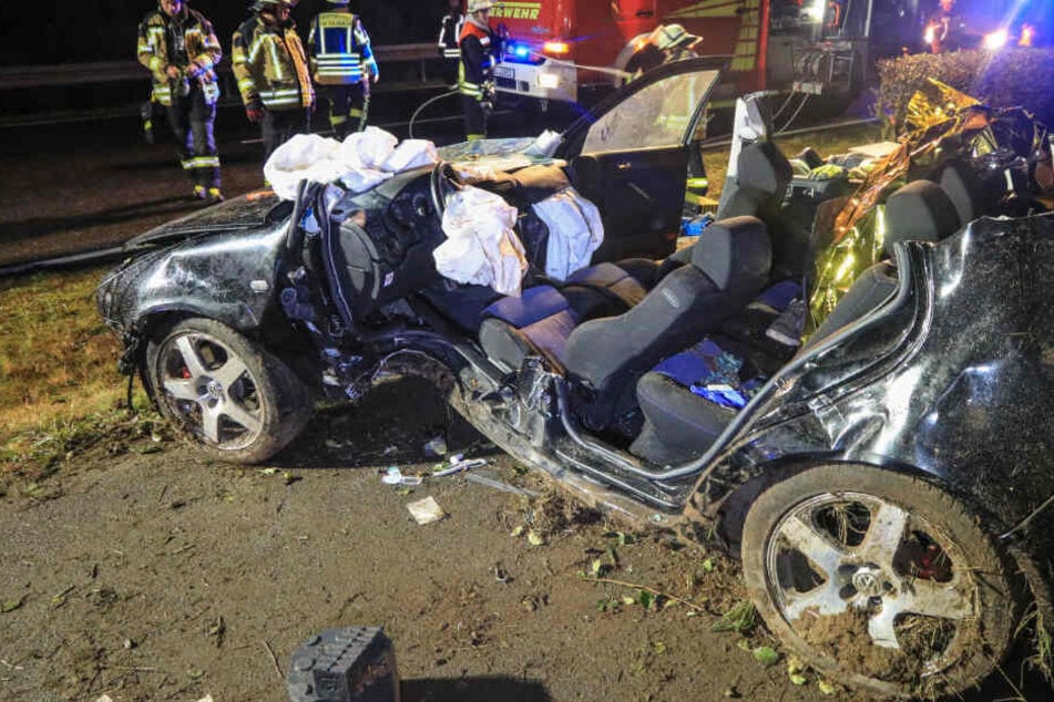 Mit schwerem Gerät konnte der Mann schwerverletzt aus dem Auto befreit werden.