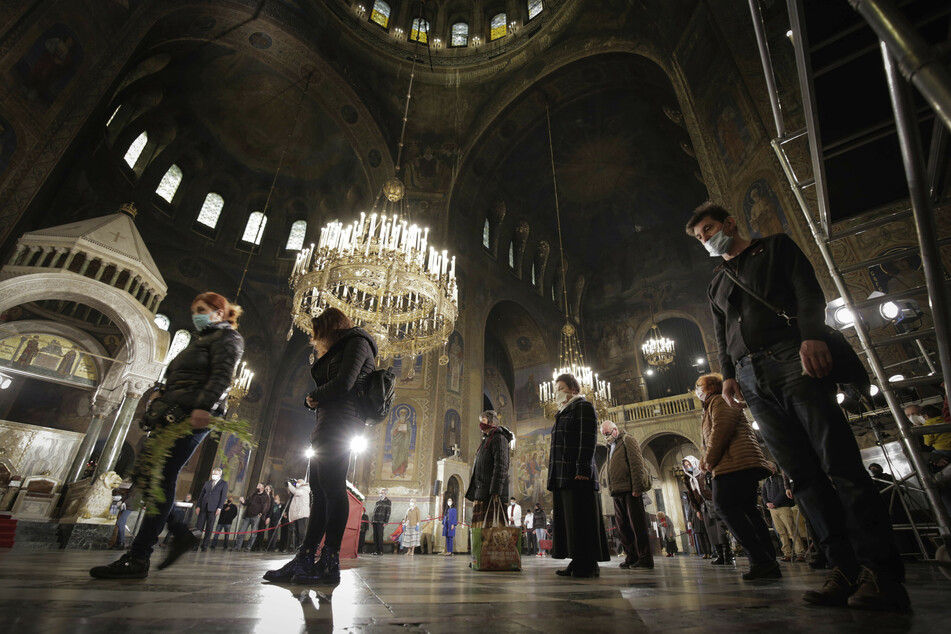 Gläubige mit Mundschutz als Maßnahme gegen das neuartige Coronavirus nehmen an einer Palmsonntagsmesse in der Alexander-Newski-Kathedrale in Sofia teil.