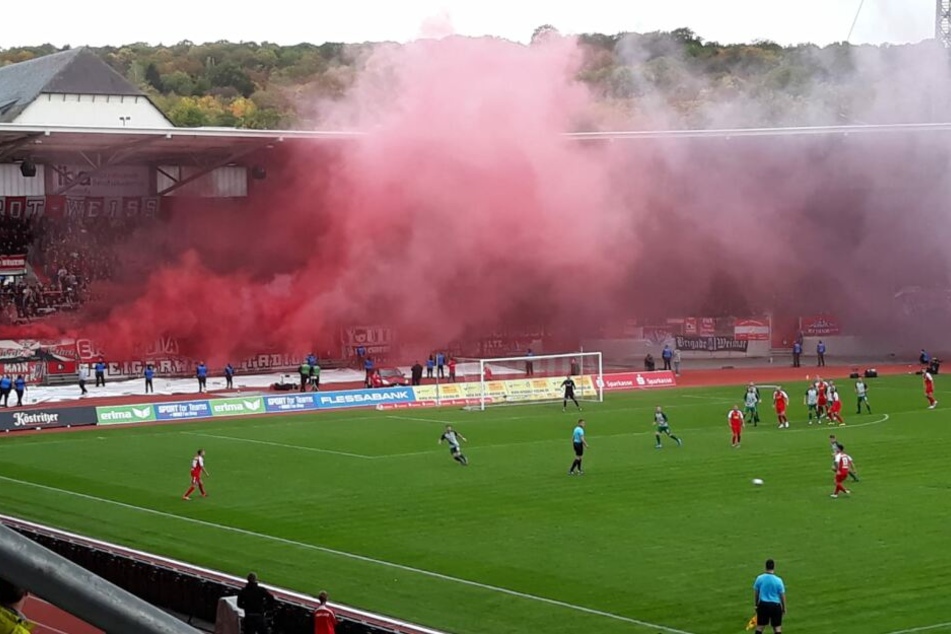 Pyro im Steigerwaldstadion! Kurz nach Beginn der zweiten 45 Minuten unterbrach der Schiri die Begegnung.