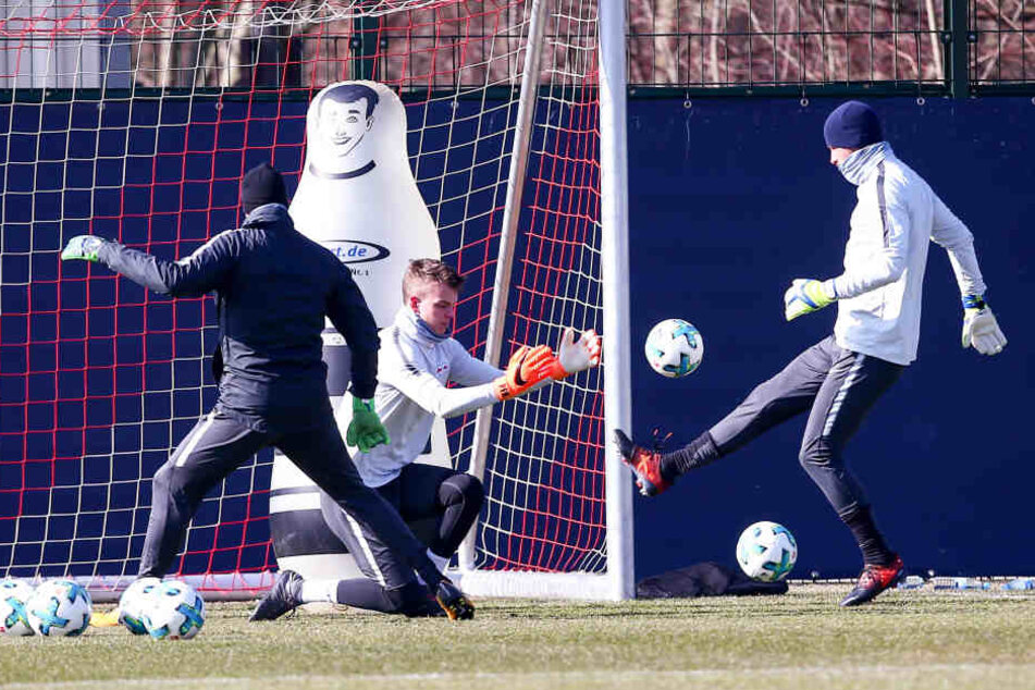 Timo Werner (r., hier gegen Torhüter Philipp Köhn) übt das Torschießen. Gegen den BVB will der Stürmer nach fünf torlosen Spielen in Folge wieder treffen.