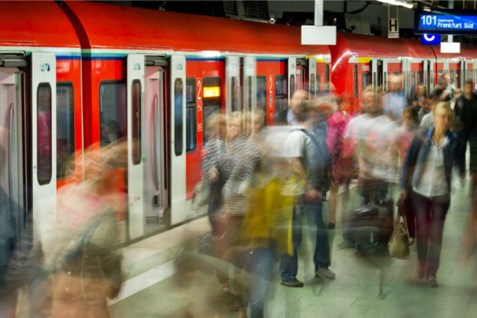 In der Vergangenheit kannten die Fahrgäste des RMV nur eines: Preiserhöhungen (Archivbild).