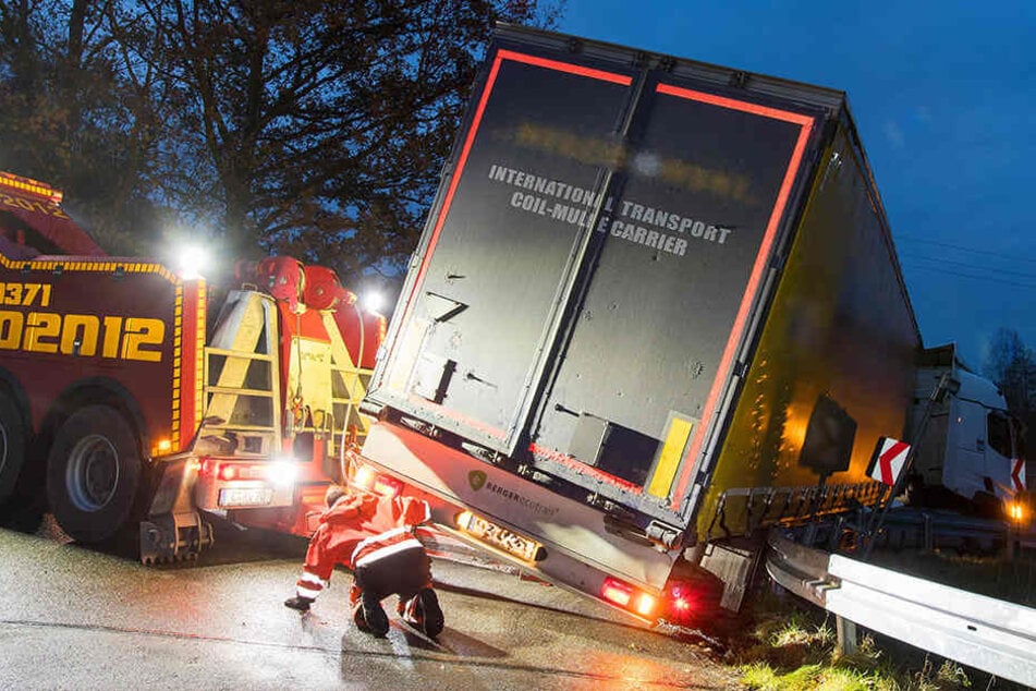 Als der Fahrer wenden wollte, landete sein Laster plötzlich auf der Leitplanke.