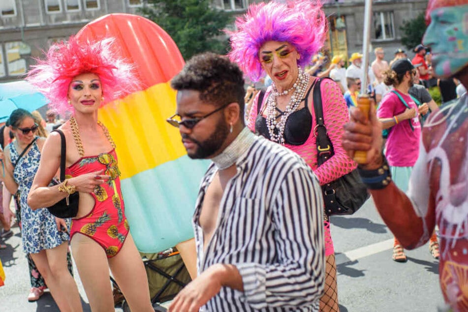 Schrille Outfits gehören an diesem Tag einfach dazu!