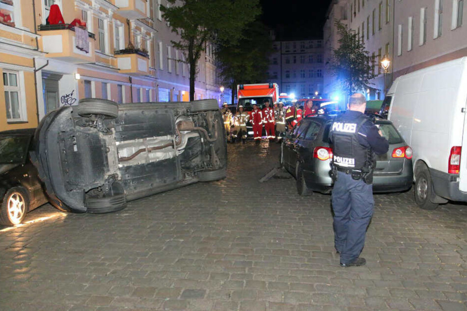 Einsatzkräfte begutachten die Lage vor Ort.