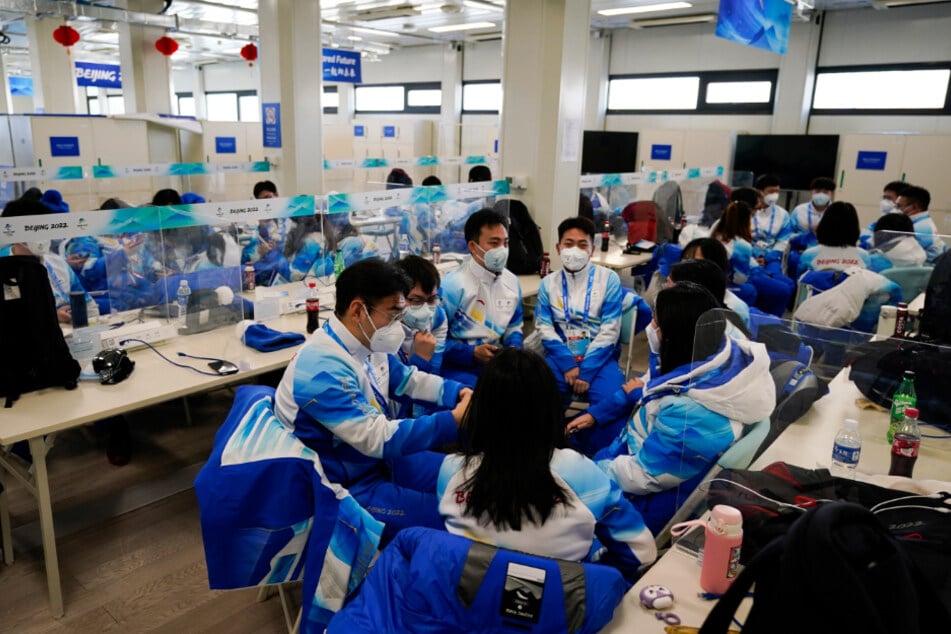 Um die strengen Maßnahmen wegen der Corona-Pandemie zu befolgen, gibt es zahlreiche freiwillige Helfer in Peking.