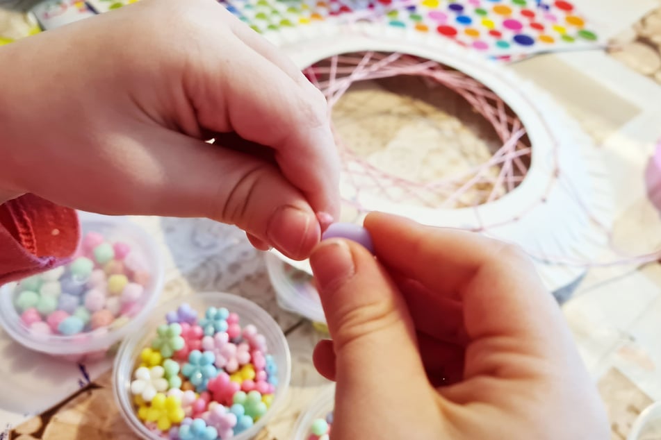 Viele bunte Perlen können für den Traumfänger für Kinder verwendet werden. Das Einfädeln übt die Feinmotorik.
