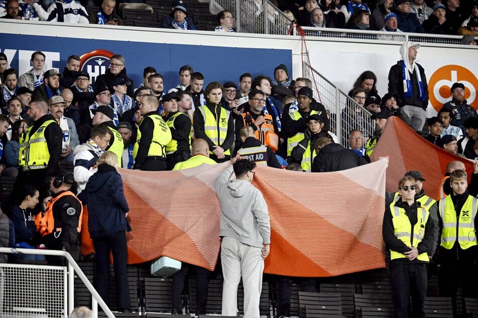 Ein Mann brach am Dienstagabend auf der Tribüne zusammen und musste behandelt werden.