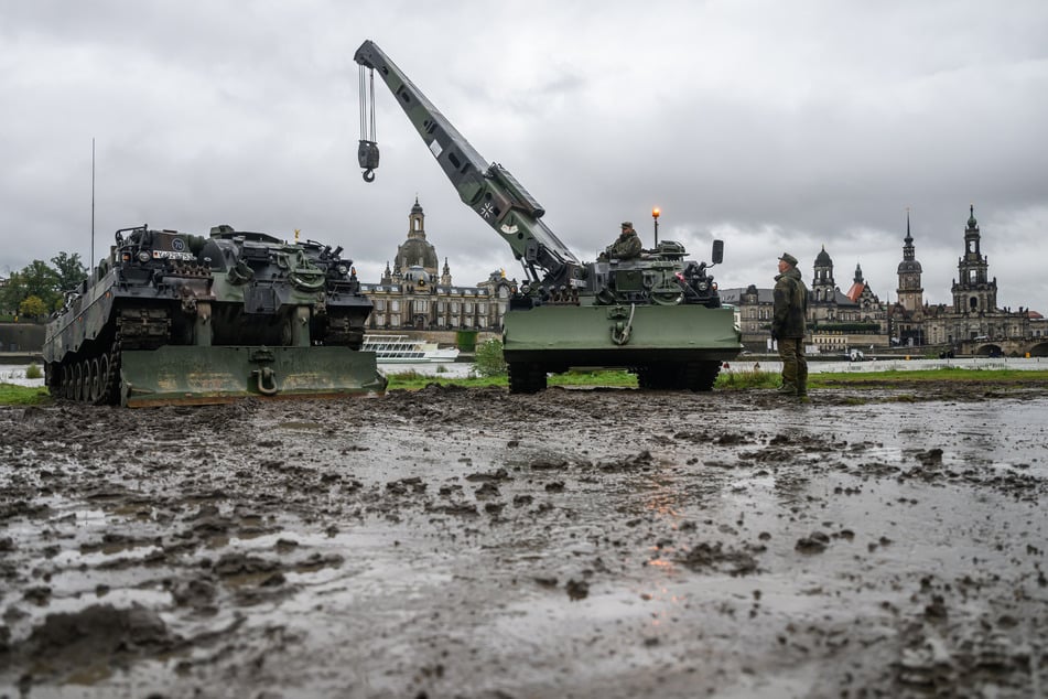 Wenn Bagger feststecken, kommen diese Bergepanzer vom Typ "Büffel" zum Einsatz.