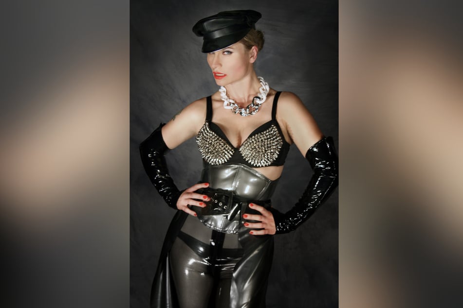 Domina Syonera von Styx (45) betreibt ein eigenes Dresdner BDSM-Studio und verhalf der Band zu großer Aufmerksamkeit im Netz.