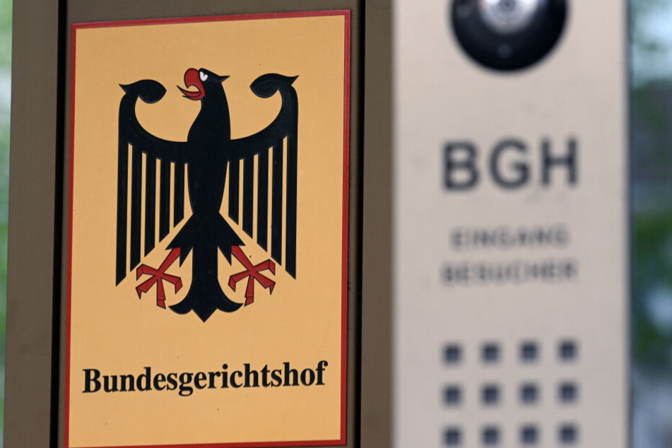 Vor dem Bundesgerichtshof (BGH) hängt ein Schild mit Bundesadler und dem Schriftzug Bundesgerichtshof.