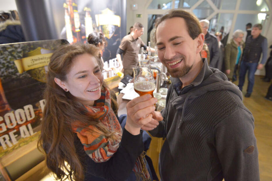 Für Gourmets: Franziska Loth und Christian Blumhagen (r., beide 32) testen das zehnprozentige Zwönitzer Pale Ale.