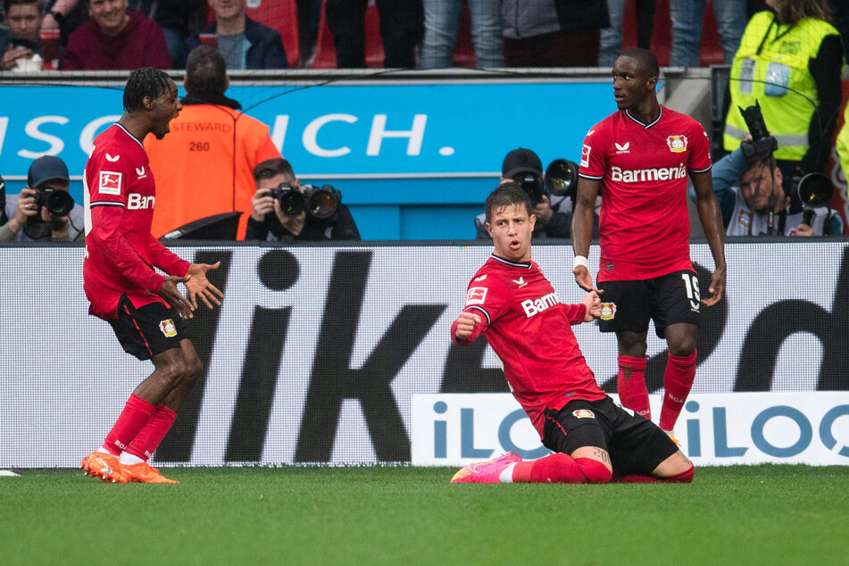 Leverkusens Adam Hlozek (20, auf den Knien) bejubelt in der 40. Minute das 1:0 - sein fünfter Saisontreffer.