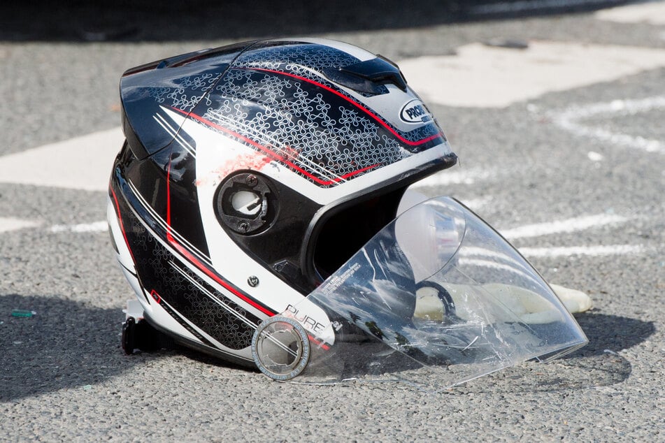 Unfall A95: Freundin sieht Unfall im Rückspiegel: Motorradfahrer überschlägt sich auf A95 bei München