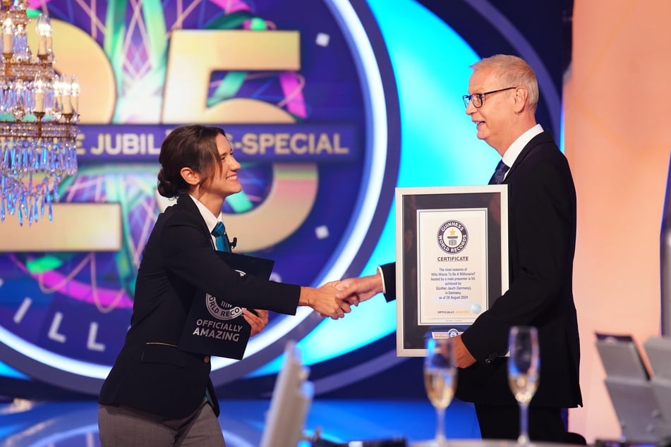 Ziemlich baff war Quizmaster Günther Jauch (68), als er von einer offiziellen Jurorin der Guinness World Records eine Urkunde als dienstältester Moderator von WWM weltweit überreicht bekam.