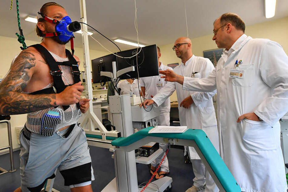 Patrick Ebert läuft, Dr. med. Hagen Fritzsche und Prof. Klaus-Dieter Schaser (r.) überwachen an der Uni-Klinik die sportmedizinische Untersuchung des Neuzugangs.