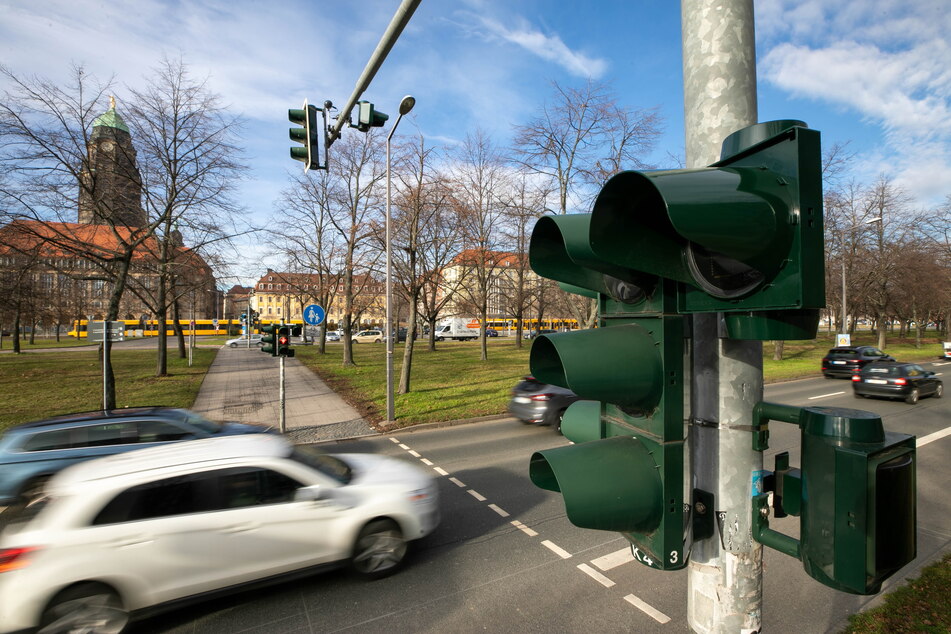 An dieser Ampel zählt jetzt eine Anzeige die Zeit bis zur nächsten Grünphase rückwärts.