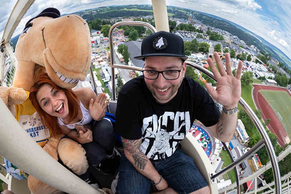 Maskottchen Käti testet gemeinsam mit Sebastian Seidel (35) von Stereoact und Lisa Wohlgemuth (27) das traditionelle Riesenrad.