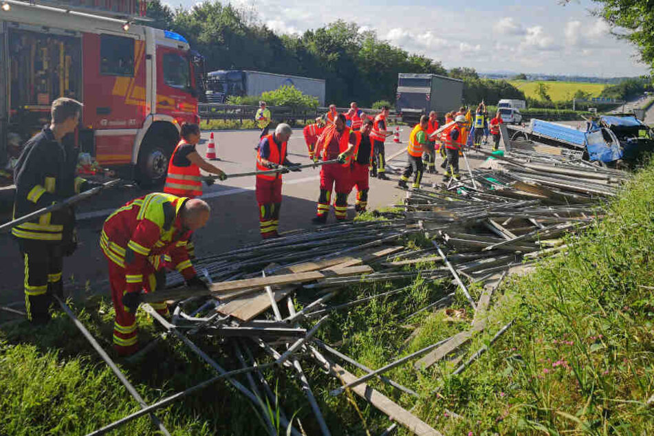 Einsatzkräfte räumen die Unfallstelle.