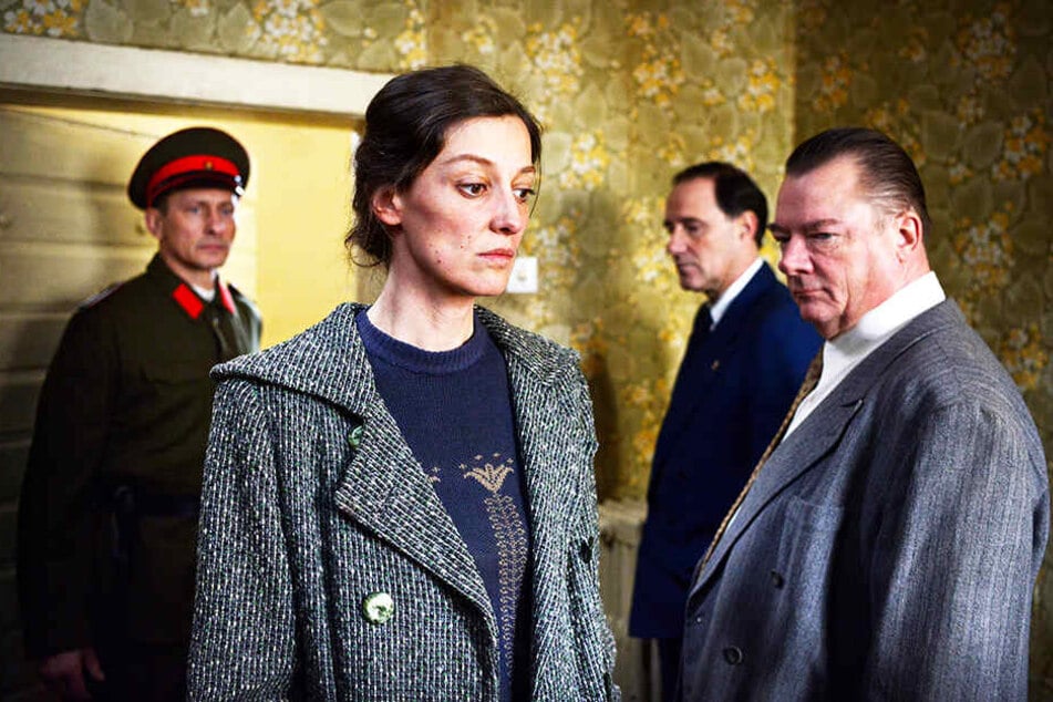 Antonia Berger (Alexandra Maria Lara) ist in einem Lügenkonstrukt gefangen und verplappert sich. Leo Silberstein (Zweiter von rechts, Stefan Kurt) und ihr Vernehmer (r., Peter Kurth) stellen sie zur Rede.