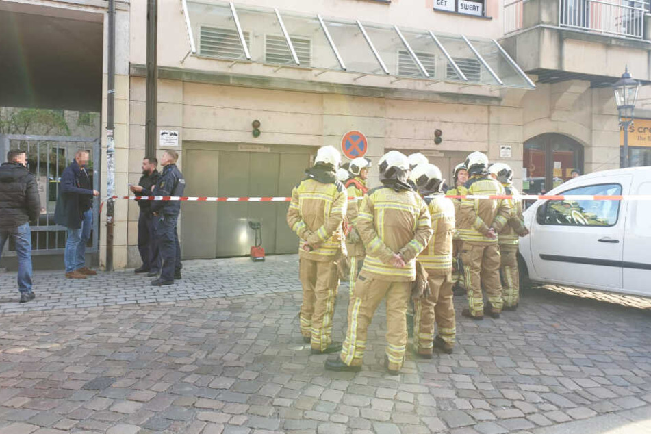 Die Feuerwehr steht vor der Tiefgarage in der Martin-Luther-Straße.