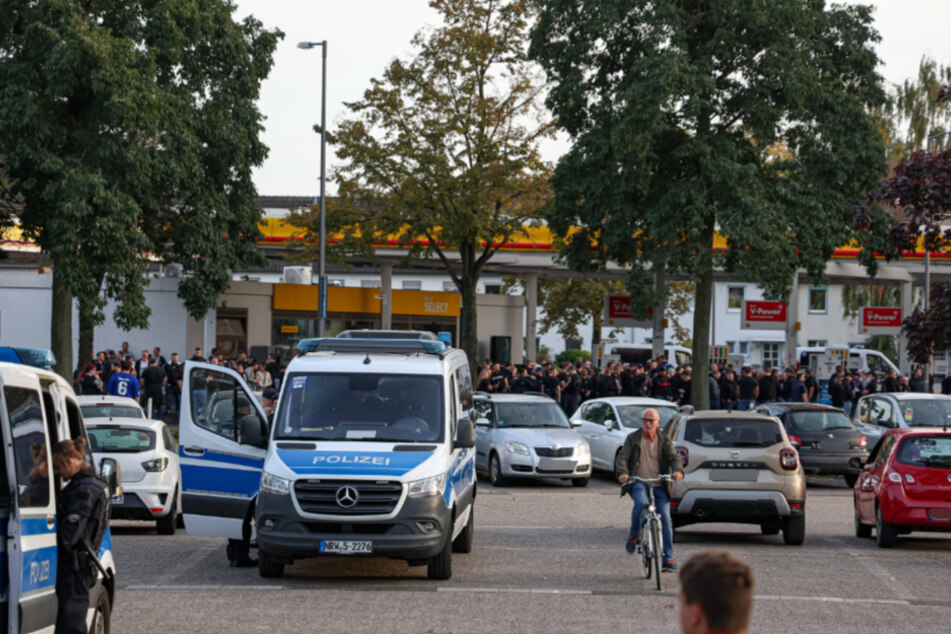 Vor dem Pokal-Derby am Mittwoch kam es an der Shell-Tankstelle auf der Berliner Straße in Krefeld zu Ausschreitungen.