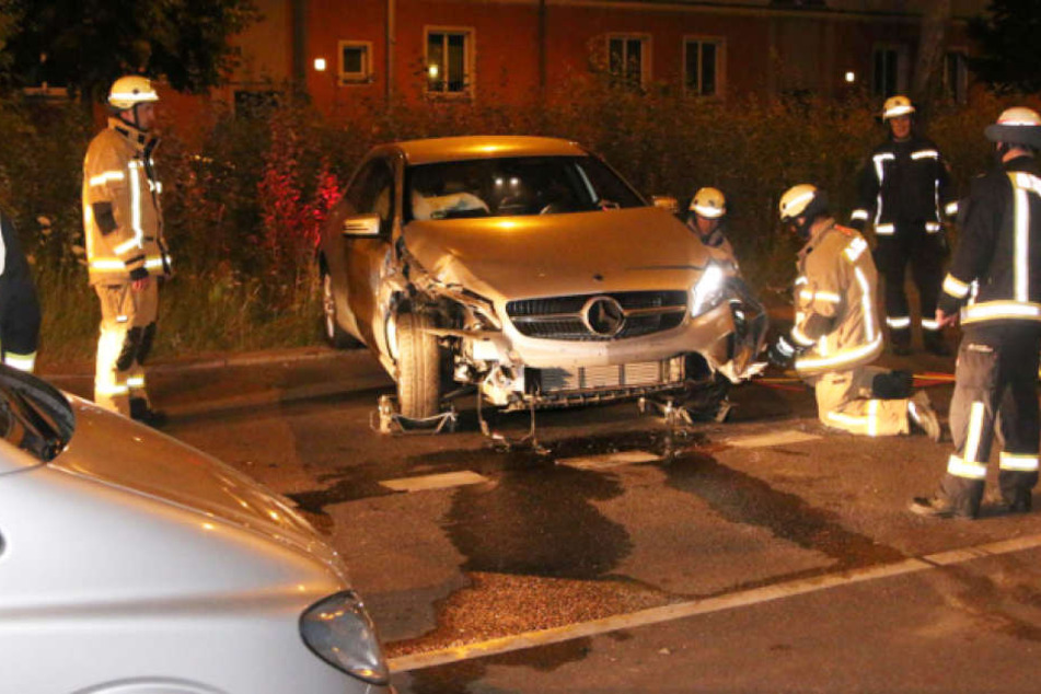 Der völlig demolierte Carsharing-Mercedes auf der Storkower Straße in Prenzlauer Berg.