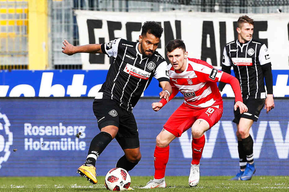 Zwickaus Christian Bickel im Duell mit Aalens Royal-Dominique Fennell.