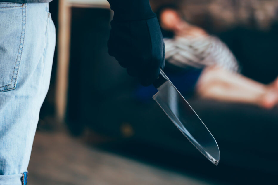 Mit einem Messer wurde die Frau lebensgefährlich verletzt (Symbolfoto).