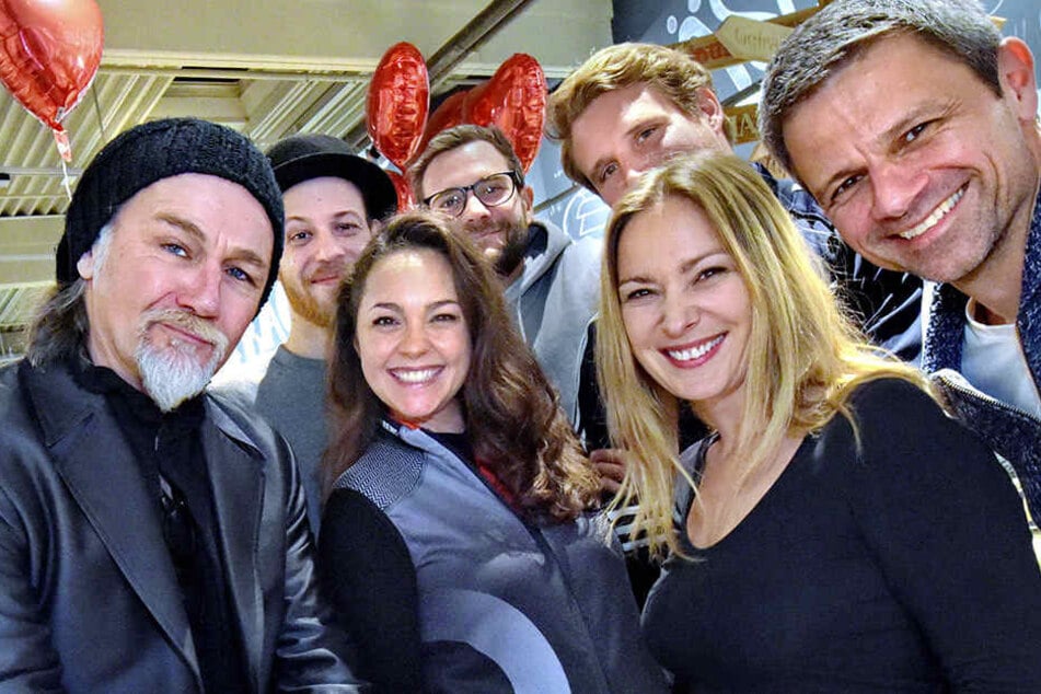 Schauspielerkollegen unter sich: (vorne v.l.) Luca Maric, Ines Kurenbach, Astrid Leberti, Jens Hajek, (hinten v.l.) Patrick Müller, Alexander Kroll und Lukas Piloty.