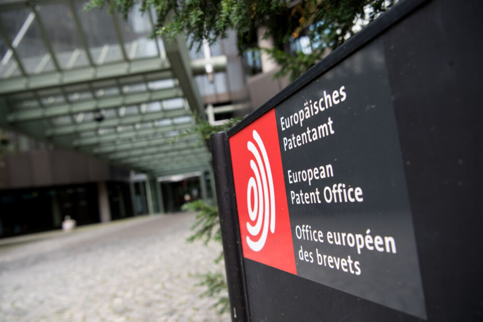in Schild mit der Aufschrift "Europäisches Patentamt" steht vor dem Europäischen Patentamt in München.