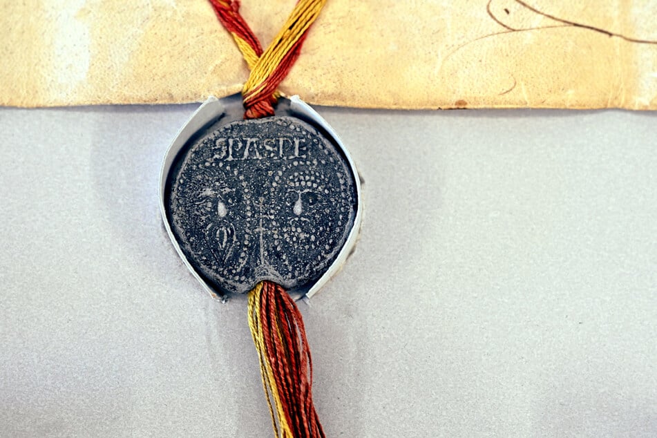 Das Siegel des Papstes auf Blei - "BONIFATIUS" steht auf der Vorderseite geschrieben.