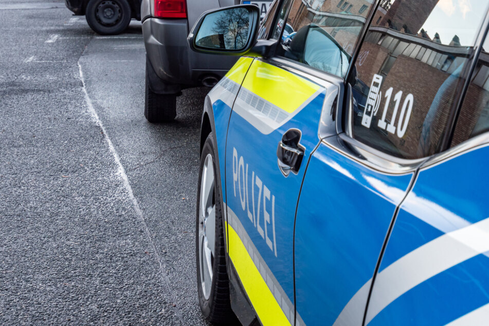 Die Polizei fand den Wagen des Mannes in der Werkstatt. Teile davon befanden sich bereits auf der Hebebühne (Symbolbild).