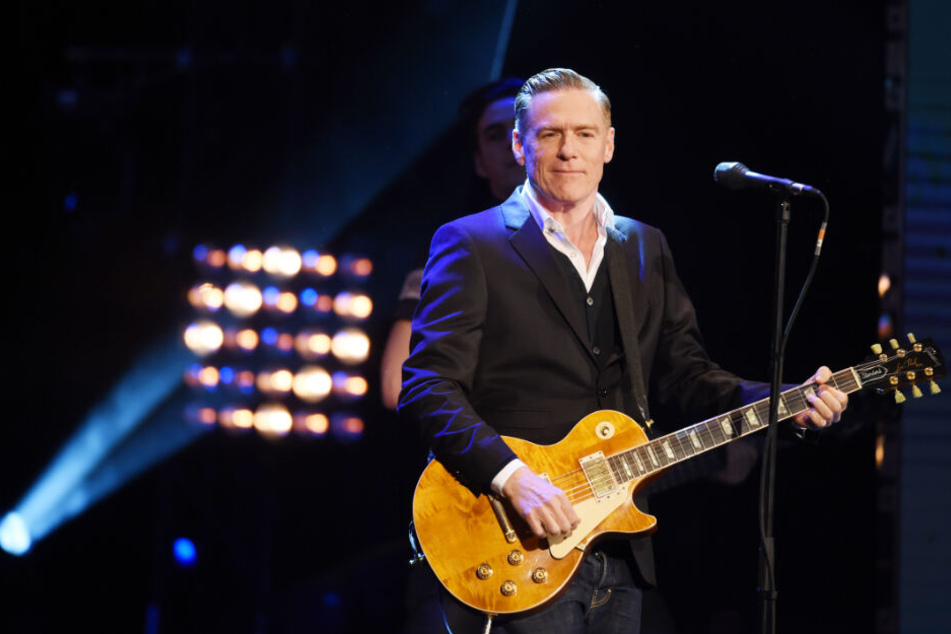 Bryan Adams steht während seiner Tour auf der Bühne.