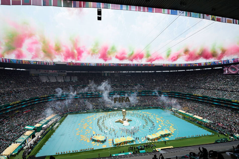 Die Eröffnungsfeier markierte den offiziellen Start der Fußball-Weltmeisterschaft, an der Nationalteams aus aller Welt teilnehmen.