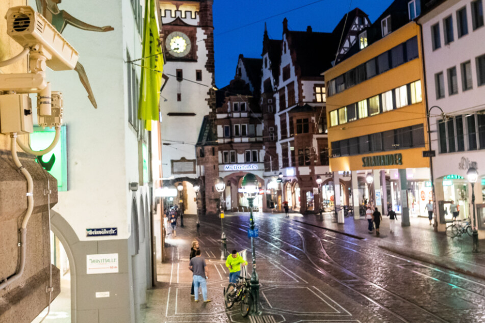 Eine Überwachungskamera in der Freiburger Innenstadt.
